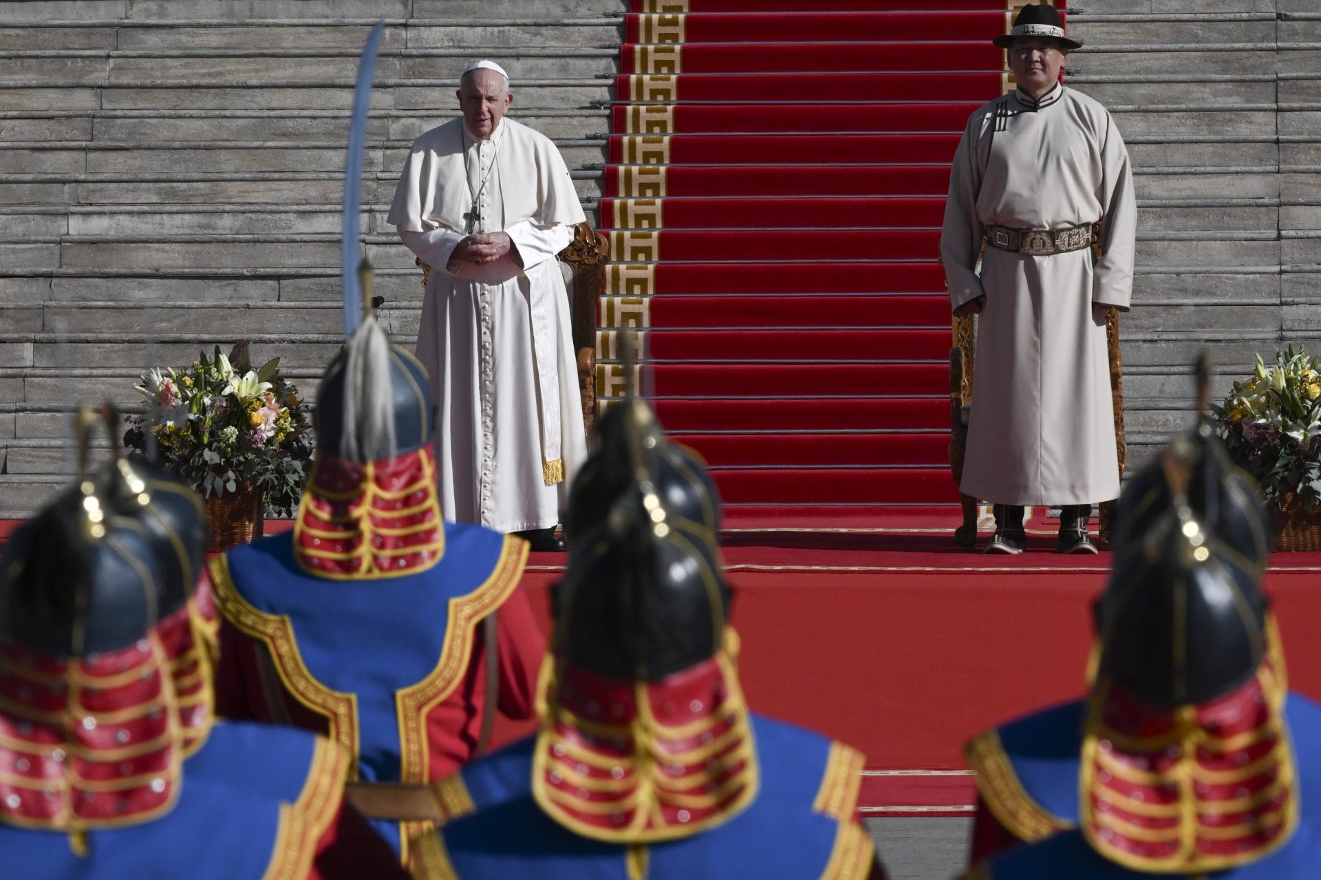 El papa Francisco asiste a una ceremonia de bienvenida con el presidente de Mongolia, Ukhnaagiin Khurelsukh.