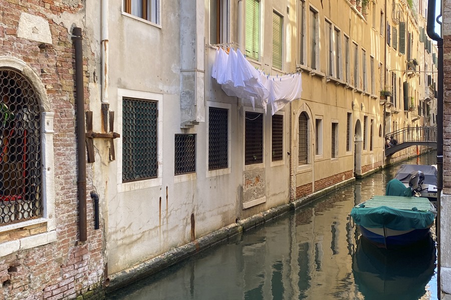  Una embarcación estacionada en un canal de Venecia