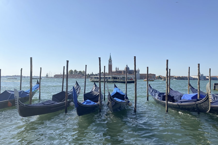 Góndolas estacionadas en un canal de Venecia