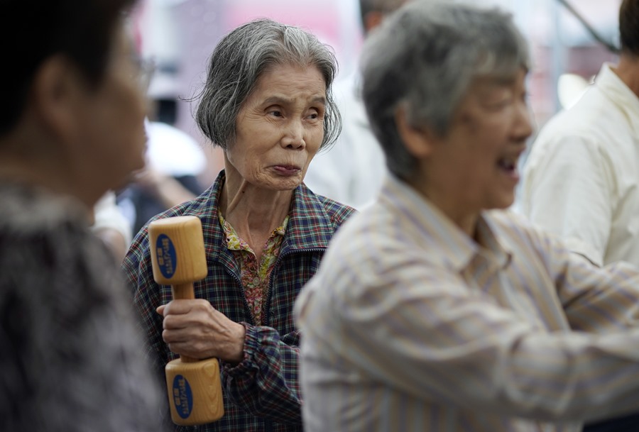 Un grupo de japoneses ancianos hace ejercicio en Tokio