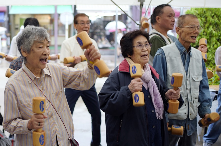 Un grupo de ancianos japoneses hace ejercicio en Tokio.