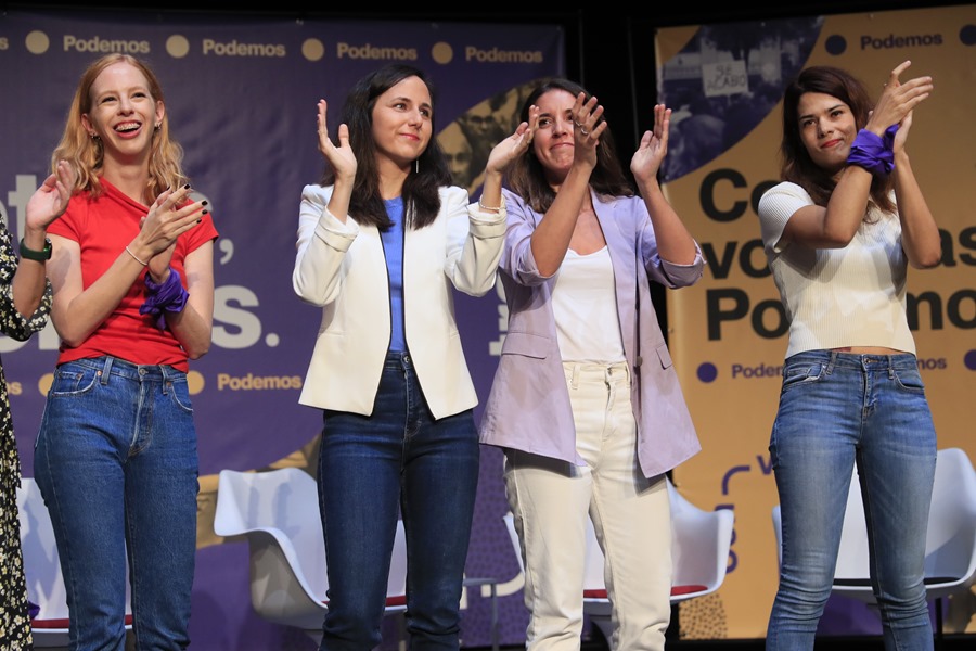 Ione Belarra (2i) junto a Irene Montero (2d), y otros dirigentes de Podemos.