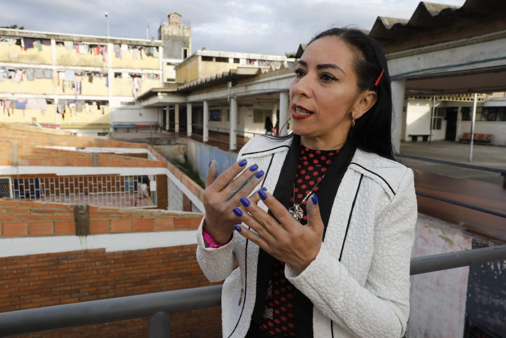La reclusa Jasbleidy Pulido habla durante una entrevista con EFE en la cárcel de Mujeres El Buen Pastor, el 15 de septiembre de 2023, en Bogotá (Colombia), ahora que puede pensar en su libertad. EFE/Carlos Ortega