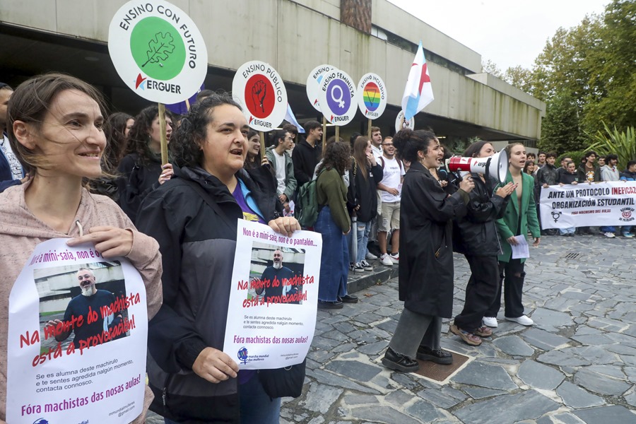 Un centenar de estudiantes piden apartar a un profesor de la Universidad de Santiago de Compostela por reiteradas actitudes "misóginas"