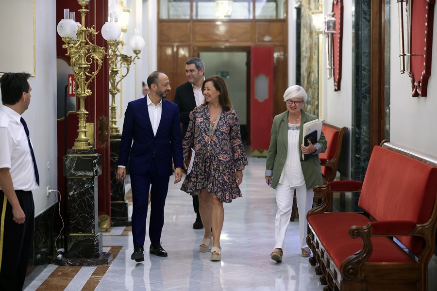 La presidenta del Congreso, Francina Armengol (c), acompañada por el vicepresidente Alfonso Rodríguez y la secretaria segunda Isaura Leal (d) a su llegada a la reunión de la Mesa del Congreso