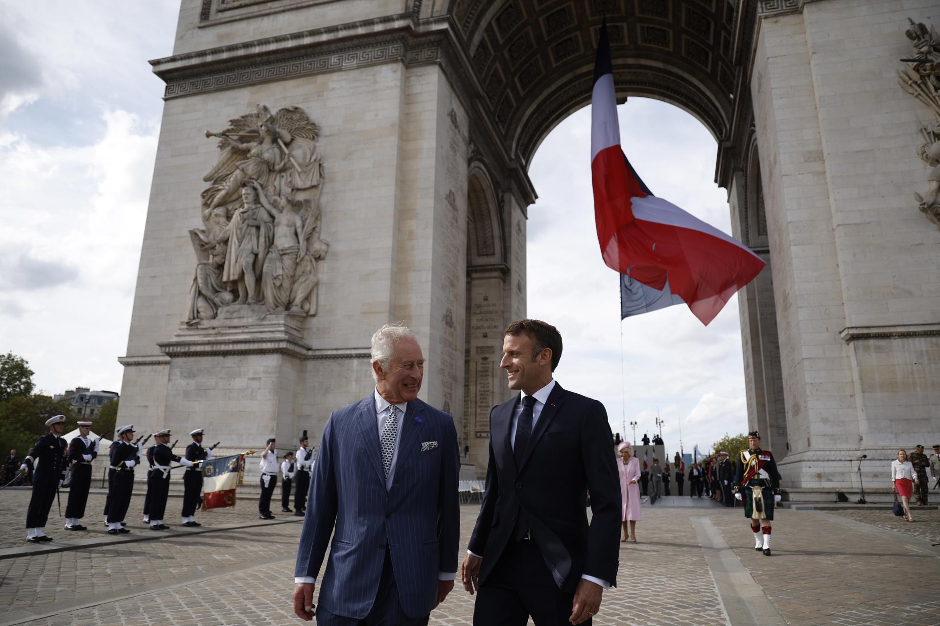El rey Carlos III de Reino Unido (i) inició este miércoles su visita de Estado a Francia, donde fue recibido por el presidente francés, Emmanuel Macron (d), en el primero de los tres días que pasará en este país. EFE/Yoan Valat