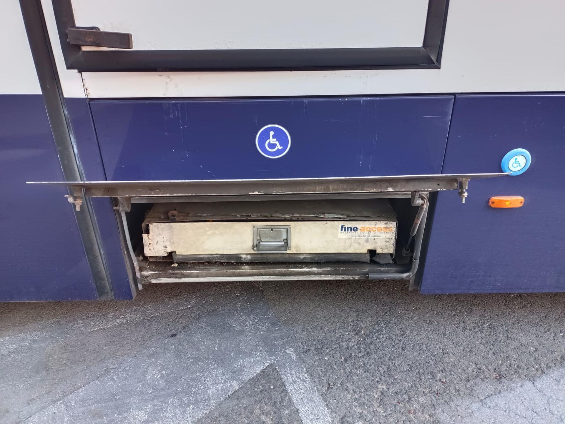 Una rampa averiada, en un autobús de transporte escolar de Monbús, en una imagen facilitada por Fampa.