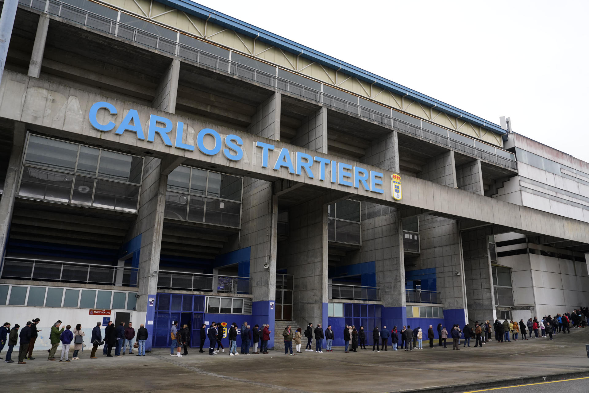 Colas de aficionados alrededor del estadio Carlos Tartiere, en una imagen de archivo. EFE/Paco Paredes
