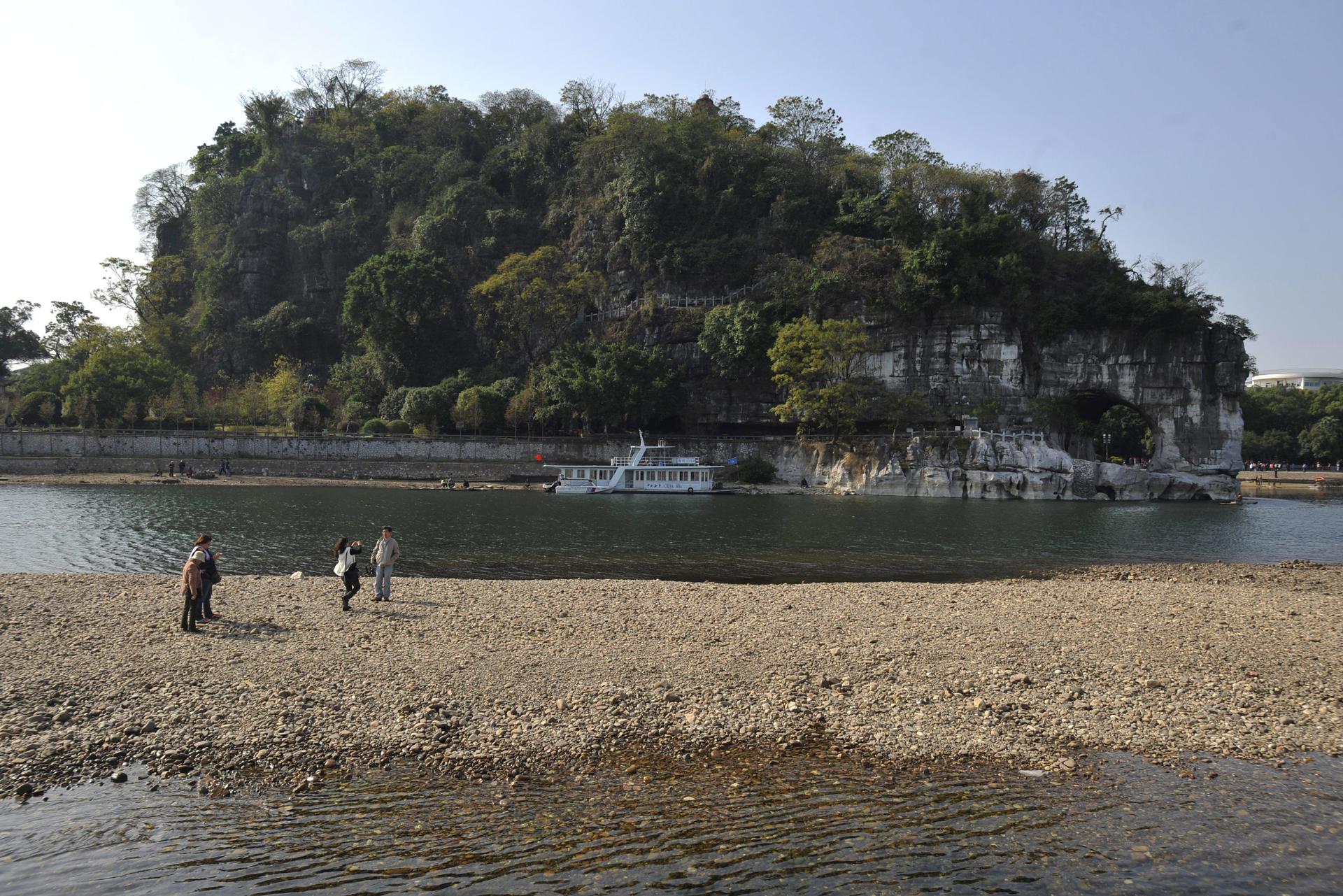 Tourists take photos on the banks of the Li River, in Guilin, in southern China's Guangxi Zhuang Autonomous Region on 13 November, 2009. EFE-EPA FILE/Wu Hong