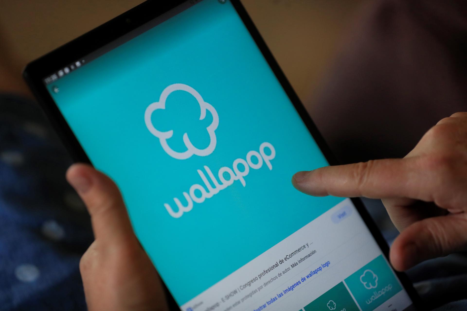 Un hombre utiliza la app gratuita Wallapop, en una imagen de archivo. EFE/ Fernando Alvarado