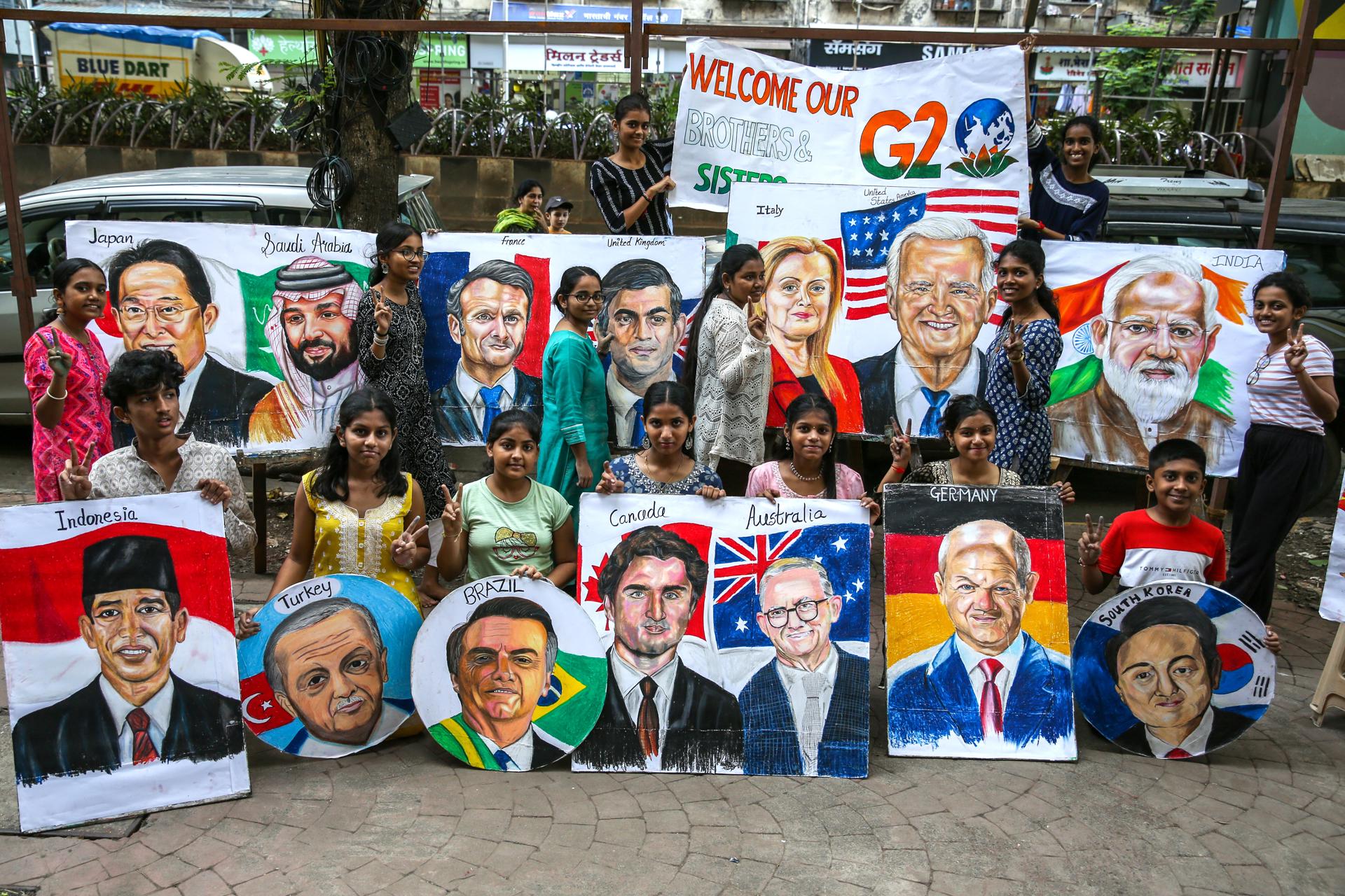 Students of Gurukul School of Art pose with portraits of G20 heads of state drawn for the upcoming G20 summit, in Mumbai, India, 05 September 2023. EFE/EPA/DIVYAKANT SOLANKI