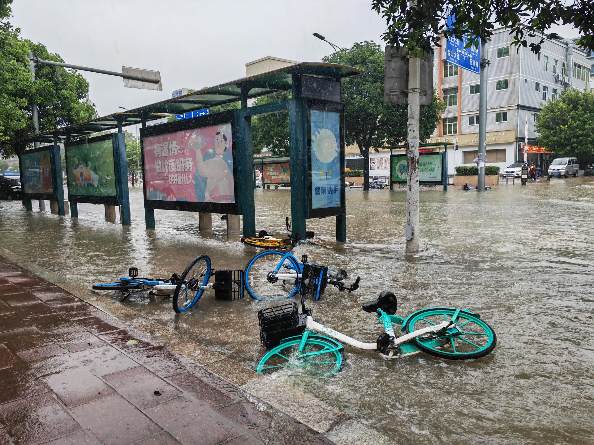 A photo taken with a mobile phone shows floodwater in a low-laying area in Cangshan District of Fuzhou, southeast China's Fujian Province, 06 September 2023. EFE-EPA/XINHUA / ZHANG HUAYING CHINA OUT / UK AND IRELAND OUT / MANDATORY CREDIT EDITORIAL USE ONLY