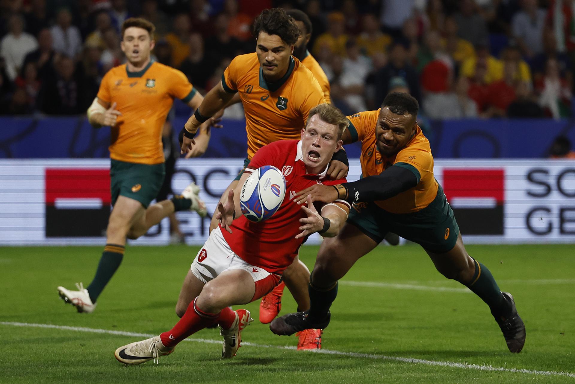 Wales's Nick Tompkins (C) scores a try during the Rugby World Cup 2023 pool C match between Wales and Australia in Lyon, France, 24 September 2023. EFE-EPA/Guillaume Horcajuelo
