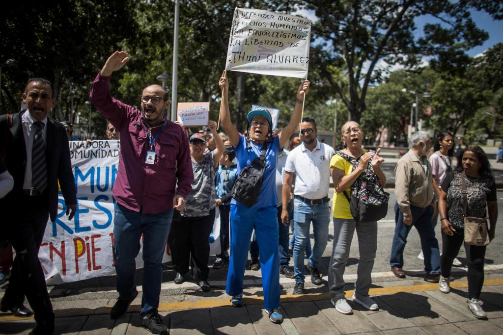 Personas se manifiestan hoy en las inmediaciones del Ministerio Público, en Caracas (Venezuela). EFE/Miguel Gutiérrez
