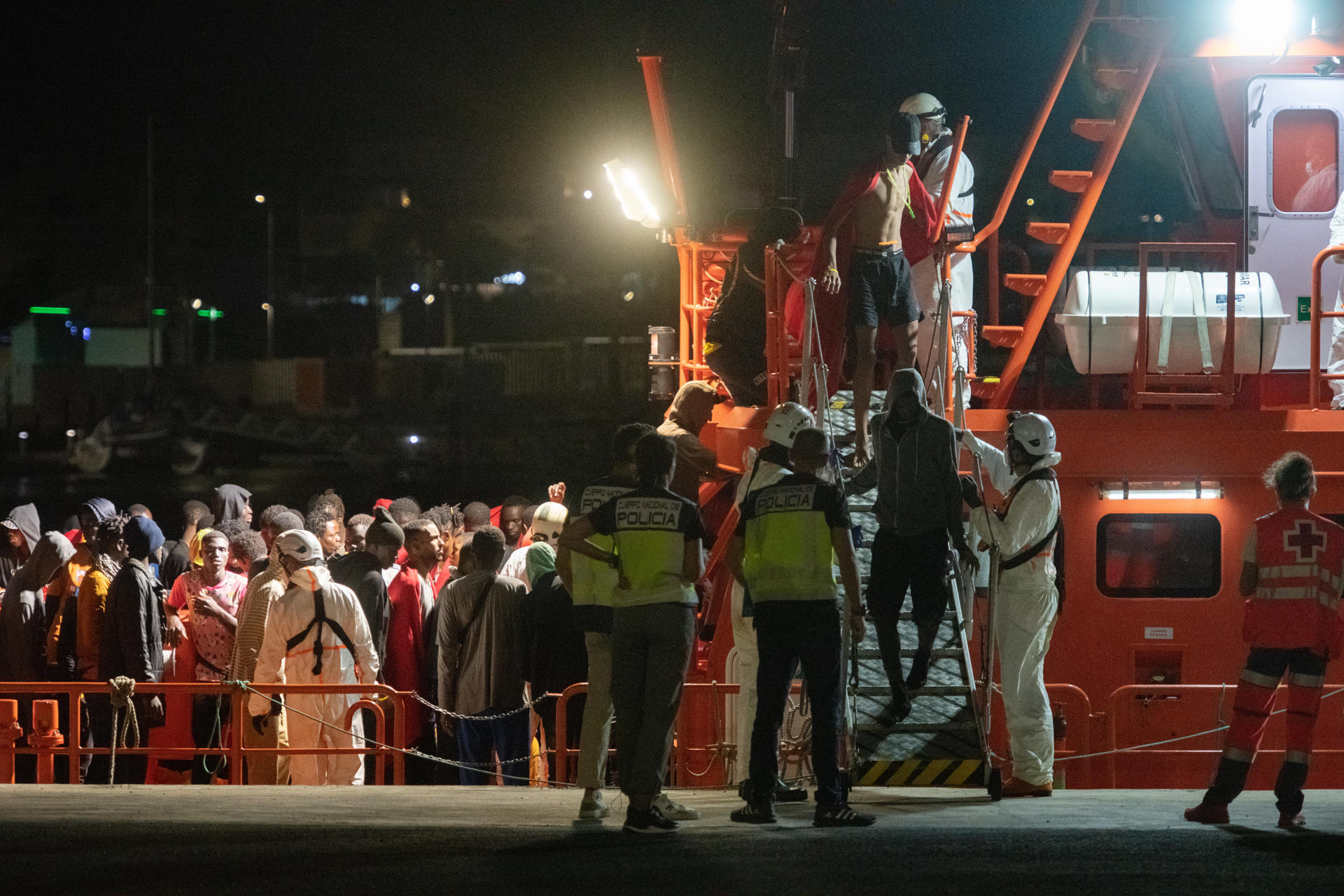 Foto de archivo (27/08/2023).- Oficiales ayudan a un grupo de migrantes rescatado , en Puerto del Rosario (España). EFE/ Carlos De Saá