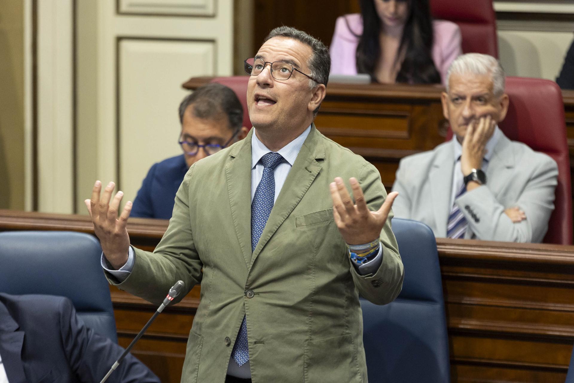 El consejero de Educación, Formación Profesional, Actividad Física y Deportes, Hipólito Suárez, durante su intervención en el Pleno del Parlamento de Canarias. EFE/Miguel Barreto