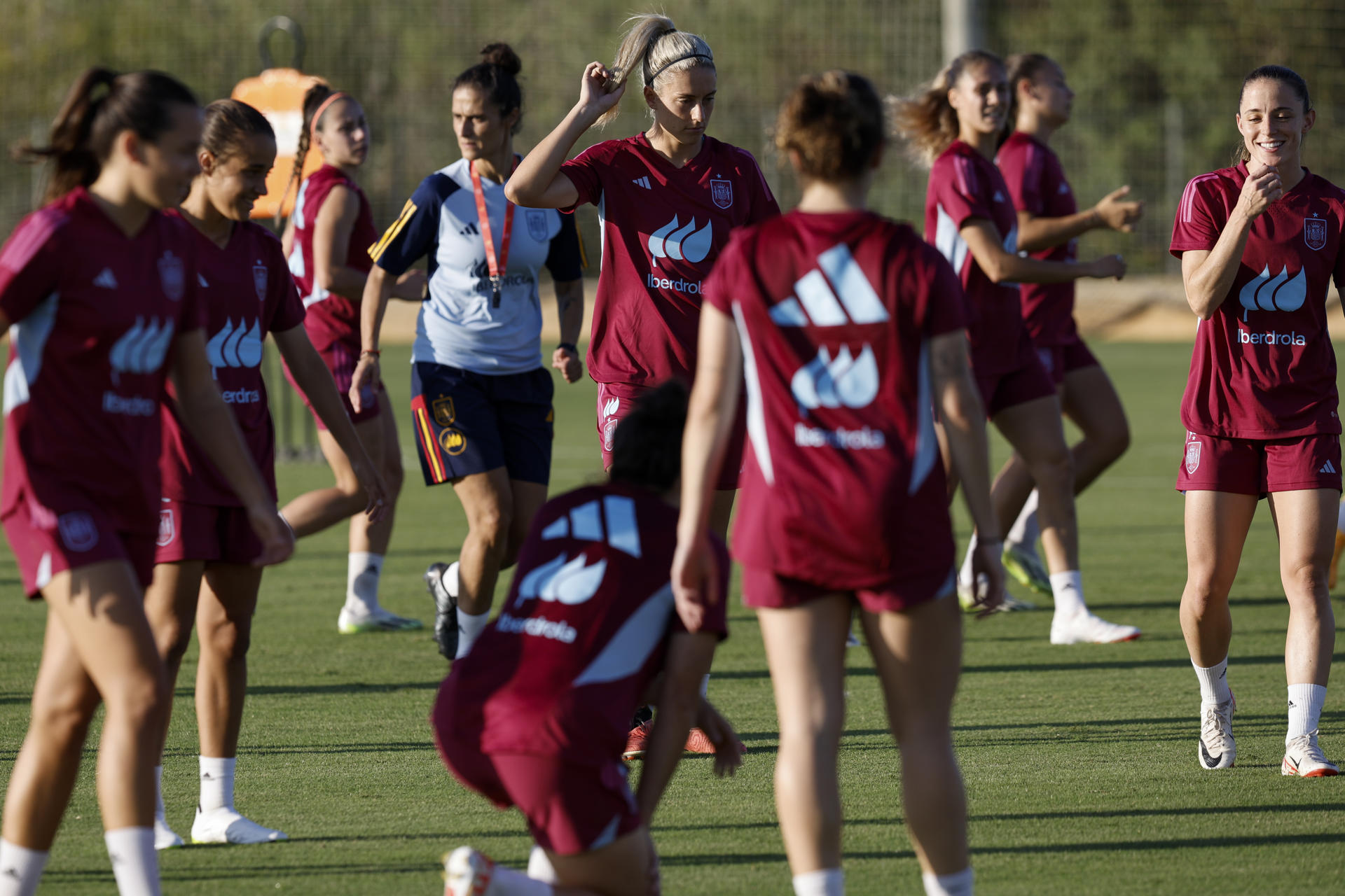 Las integrantes de la selección nacional femenina de fútbol durante el entrenamiento realizado este miércoles en Oliva (Valencia) para preparar su debut, este viernes, en la Liga de Naciones. EFE/Biel Aliño
