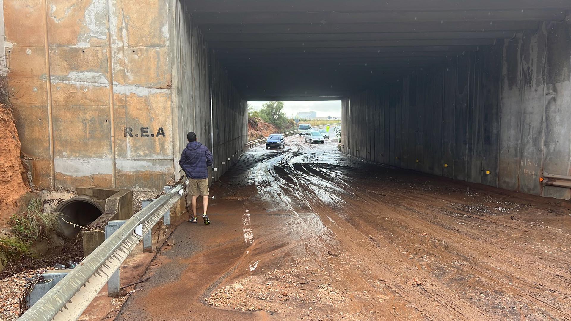Paso subterráneo de la calle Vicent Pallardó de Torrent, que había quedado anegado por la lluvia. EFETV/P. Ortiz
