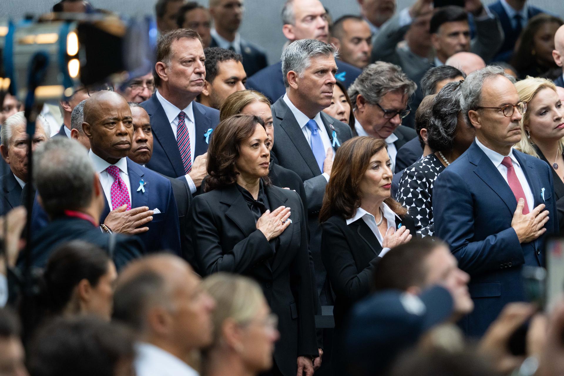 (i-d) El alcalde de Nueva York, Eric Adams, la vicepresidenta de EE.UU., Kamala Harris, y la gobernadora de Nueva York, Kathy Hochul, asisten a un acto conmemorativo en el Monumento Nacional al 11 de Septiembre, en Nueva York, este 11 de septiembre de 2023. EFE/Adam Gray