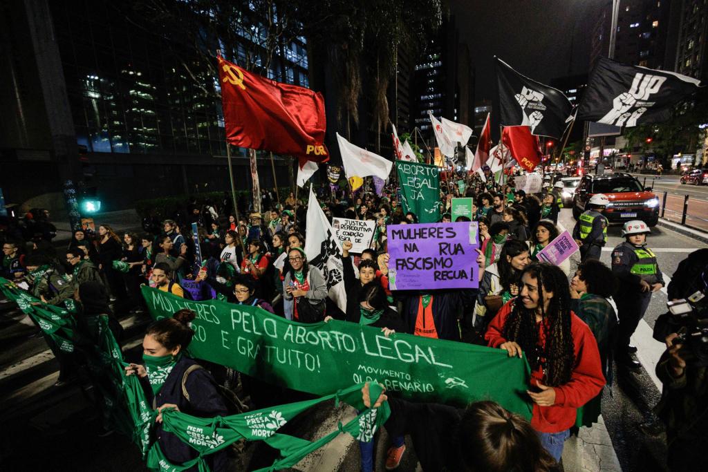Cientos de personas se manifiestan en la Avenida Paulista de Sao Paulo (Brasil). EFE/ Isaac Fontana