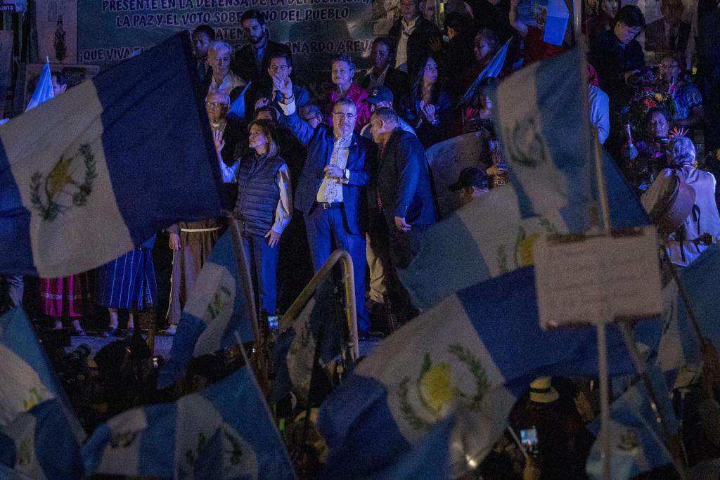 El presidente electo de Guatemala, Bernardo Arévalo (c), es visto tras presentar un recurso de amparo para pedir formalmente la destitución de la fiscal general Consuelo Porras, hoy, en Ciudad de Guatemala (Guatemala). EFE/ Esteban Biba