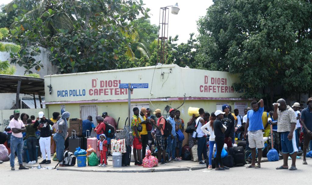 Personas esperan en la frontera con Haití hoy en Dajabón (República Dominicana). EFE/Eddy Vittini 
