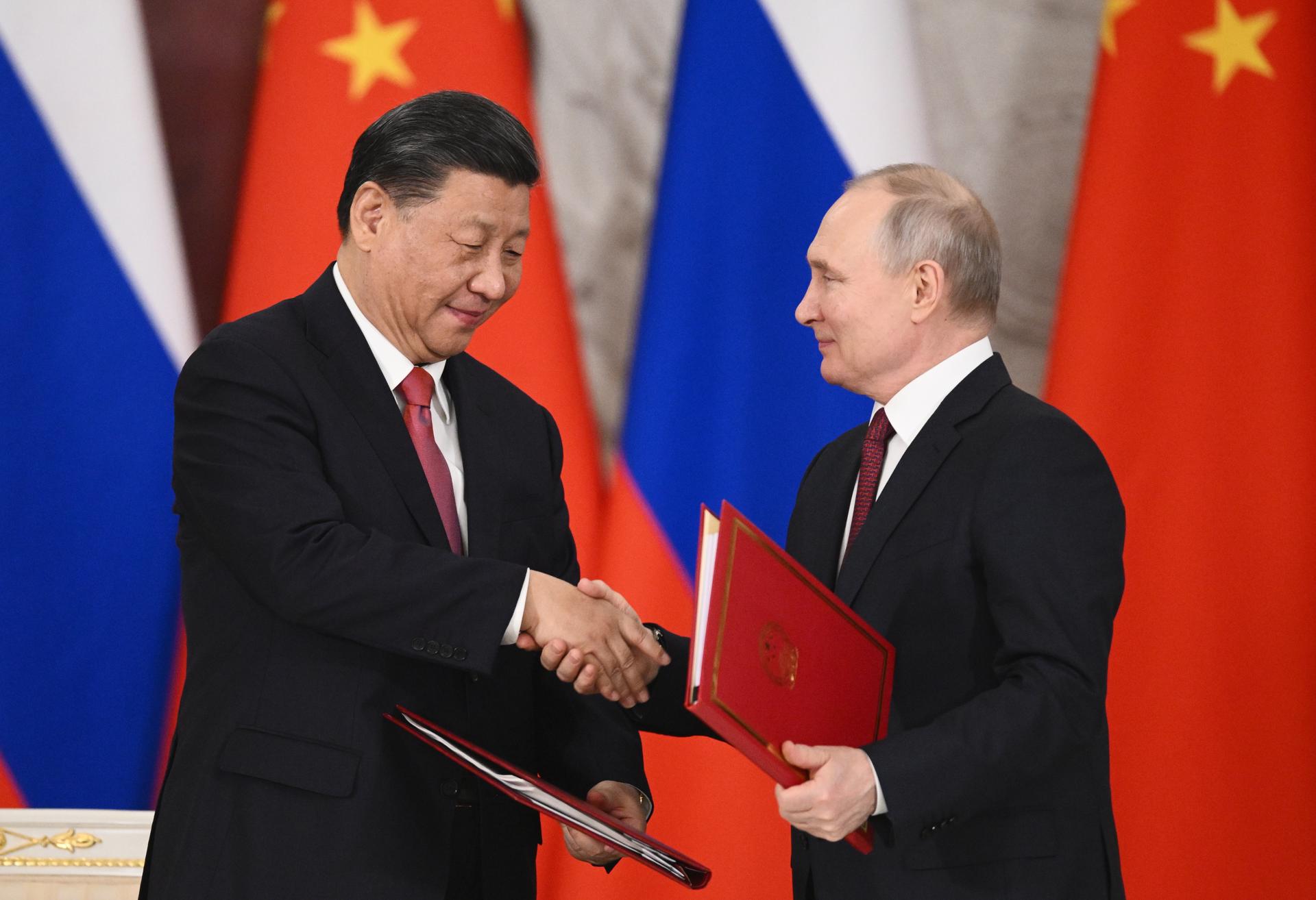 Chinese President Xi Jinping (L) and Russian President Vladimir Putin (R) attend the signing ceremony of documents concerning the further development of the comprehensive partnership and strategic cooperation between Russia and China, at the Kremlin, in Moscow, Russia, 21 March 2023. EFE-EPA/VLADIMIR ASTAPKOVICH / SPUTNIK / KREMLIN POOL MANDATORY CREDIT