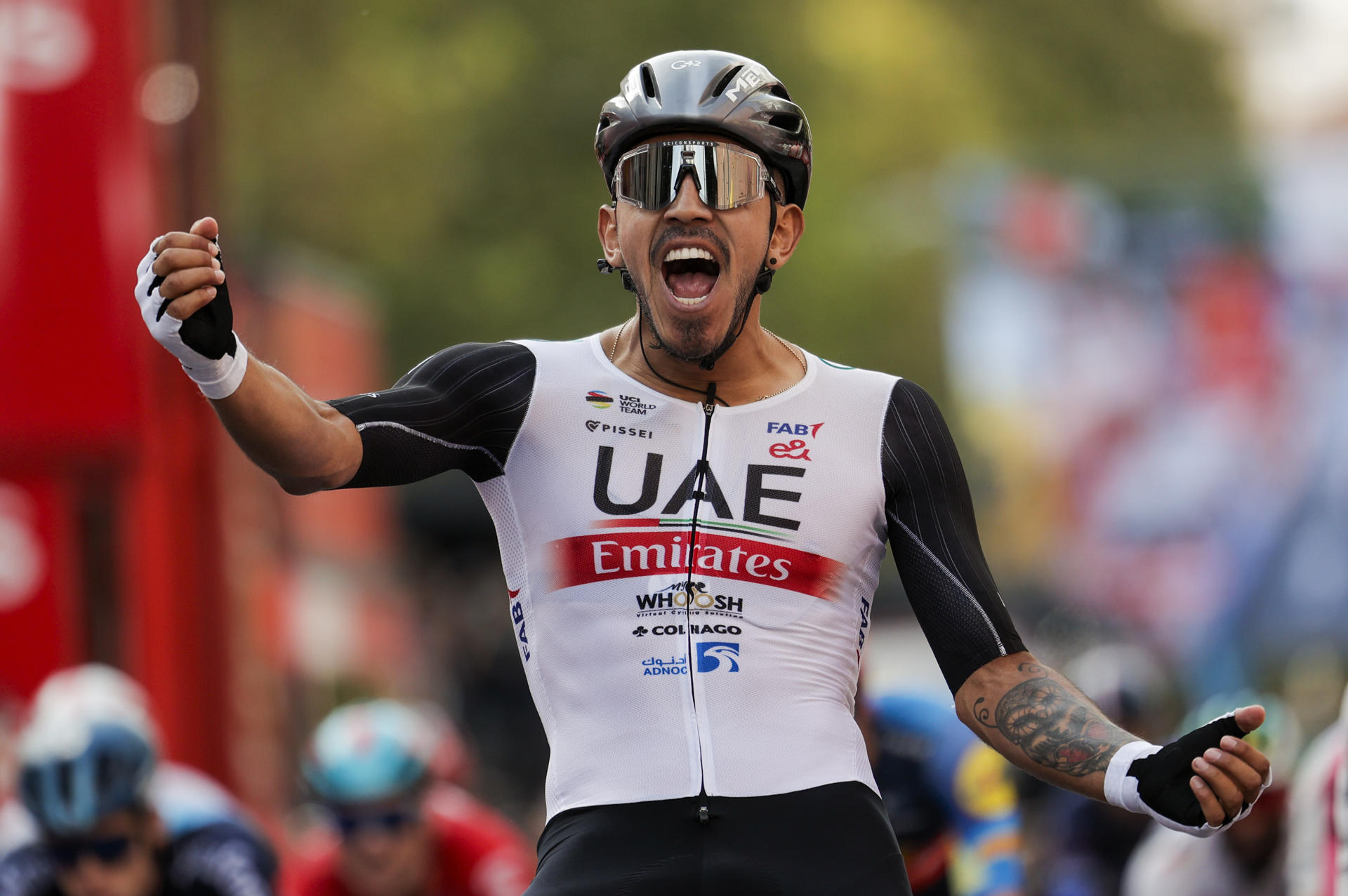 El colombiano Juan Sebastian Molano del UAE Team Emirates se impone venccedor de la 12ª etapa de la Vuelta Ciclista a España 2023, que se disputa este jueves entre Ólvega y Zaragoza, de 151 km de recorrido. EFE/ Manuel Bruque
