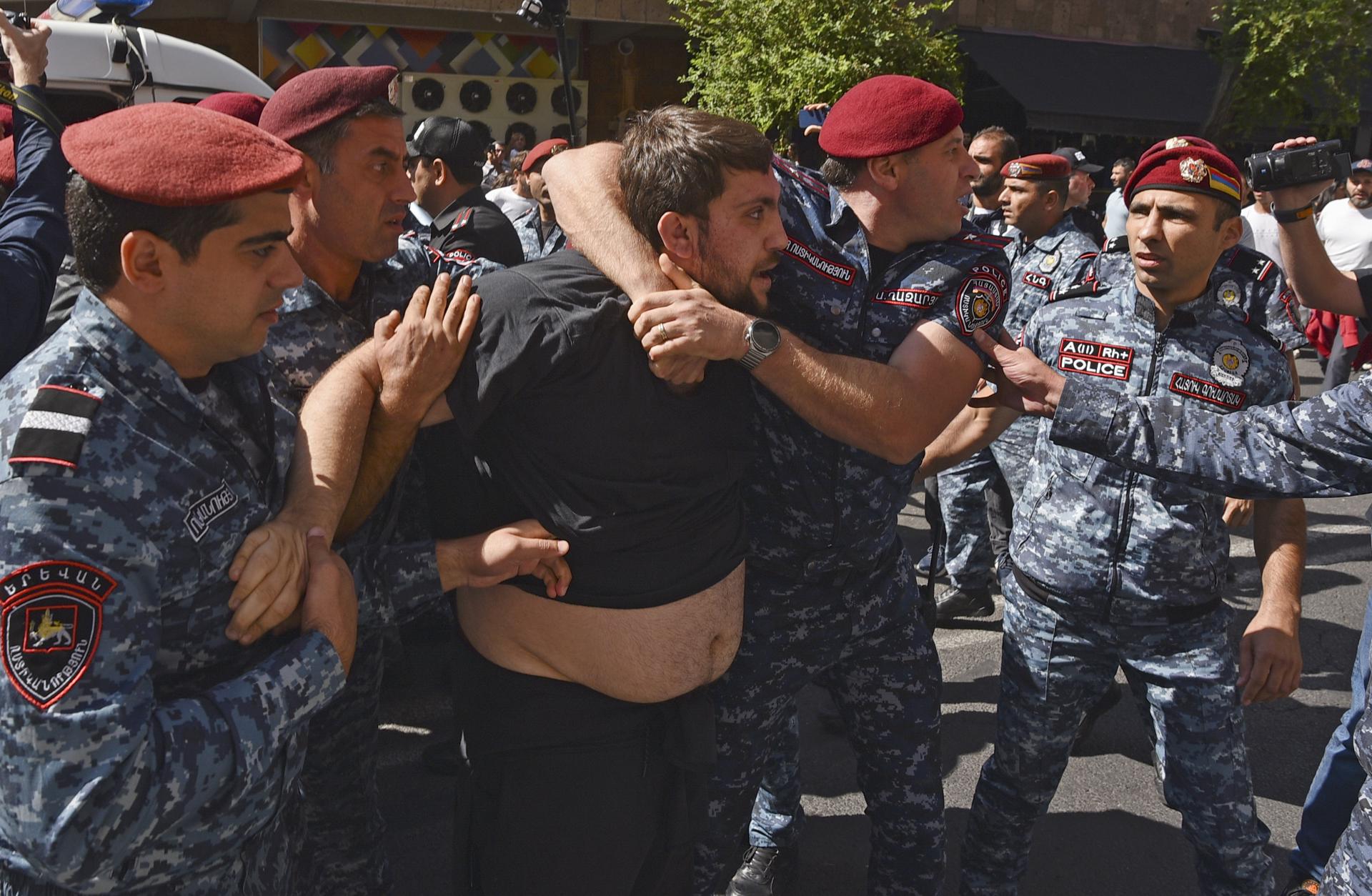 Yerevan (Armenia), 22/09/2023.- Armenian policemen detain a man during a protest against Azerbaijan's military action in the Nagorno-Karabakh region, in Yerevan, Armenia, 22 September 2023. More than 80 people were detained at anti-government rallies in Yerevan, the Armenian Police reported. On 19 September, after the start of the military operation of the Azerbaijani Armed Forces in Nagorno-Karabakh, opposition protests began in Armenia demanding the resignation of Prime Minister Nikol Pashinyan. A national committee has been created that coordinates actions to remove Pashinyan and his government from power. Representative of the Dashnaktsutyun party Ishkhan Saghatelyan said that the parliamentary opposition is also initiating the process of impeachment of Pashinyan. (Protestas, Azerbaiyán) EFE/EPA/NAREK ALEKSANYAN
