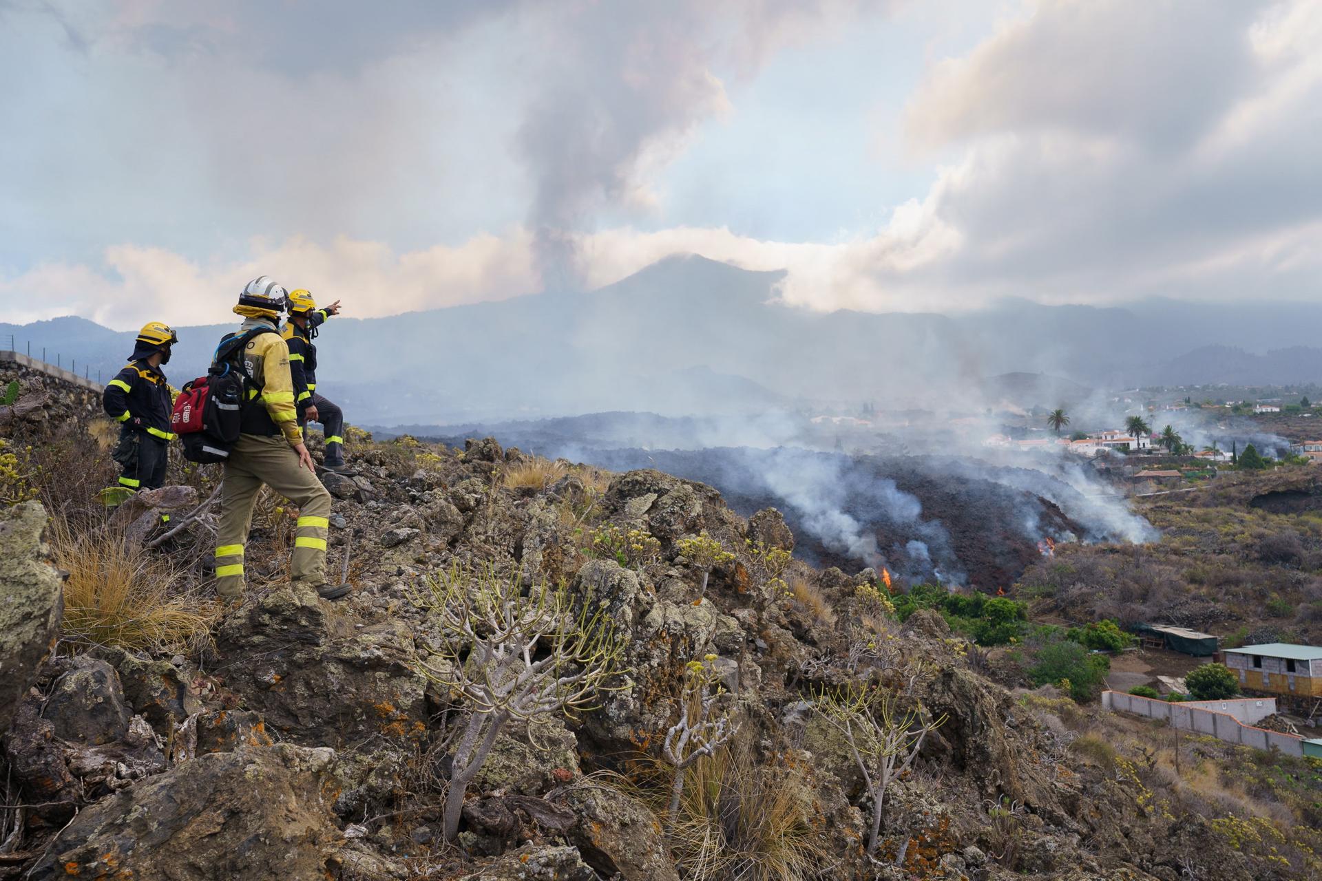 Foto tomada el 21 de septiembre de 2021, en el tercer día de erupción en La Palma: Una colada se desplaza por el barrio de Todoque, que acabó sepultado por la lava. EFE/Ramón de la Rocha