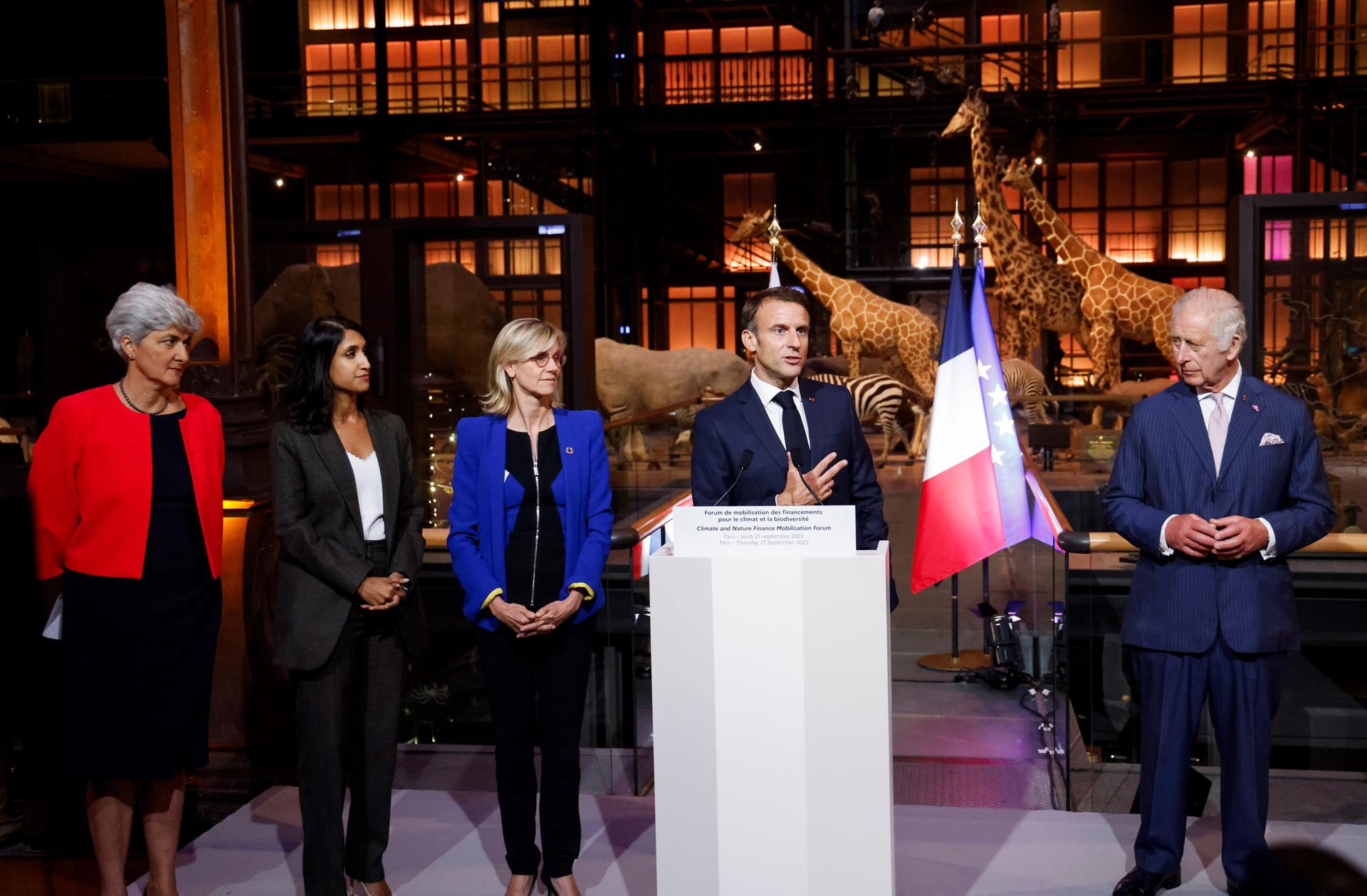 Paris (France), 21/09/2023.- French President Emmanuel Macron delivers a speech next to Britain's King Charles III (R), UK Secretary of State for Energy Security and Net Zero Claire Coutinho (2-L), French Minister for Energy Transition Agnes Pannier-Runacher (3-L) during their visit to the Museum of Natural History to meet business leaders and talk about biodiversity, in Paris, France, 21 September 2023 during the king's state visit to the country. (Francia, Reino Unido) EFE/EPA/LUDOVIC MARIN / POOL MAXPPP OUT
