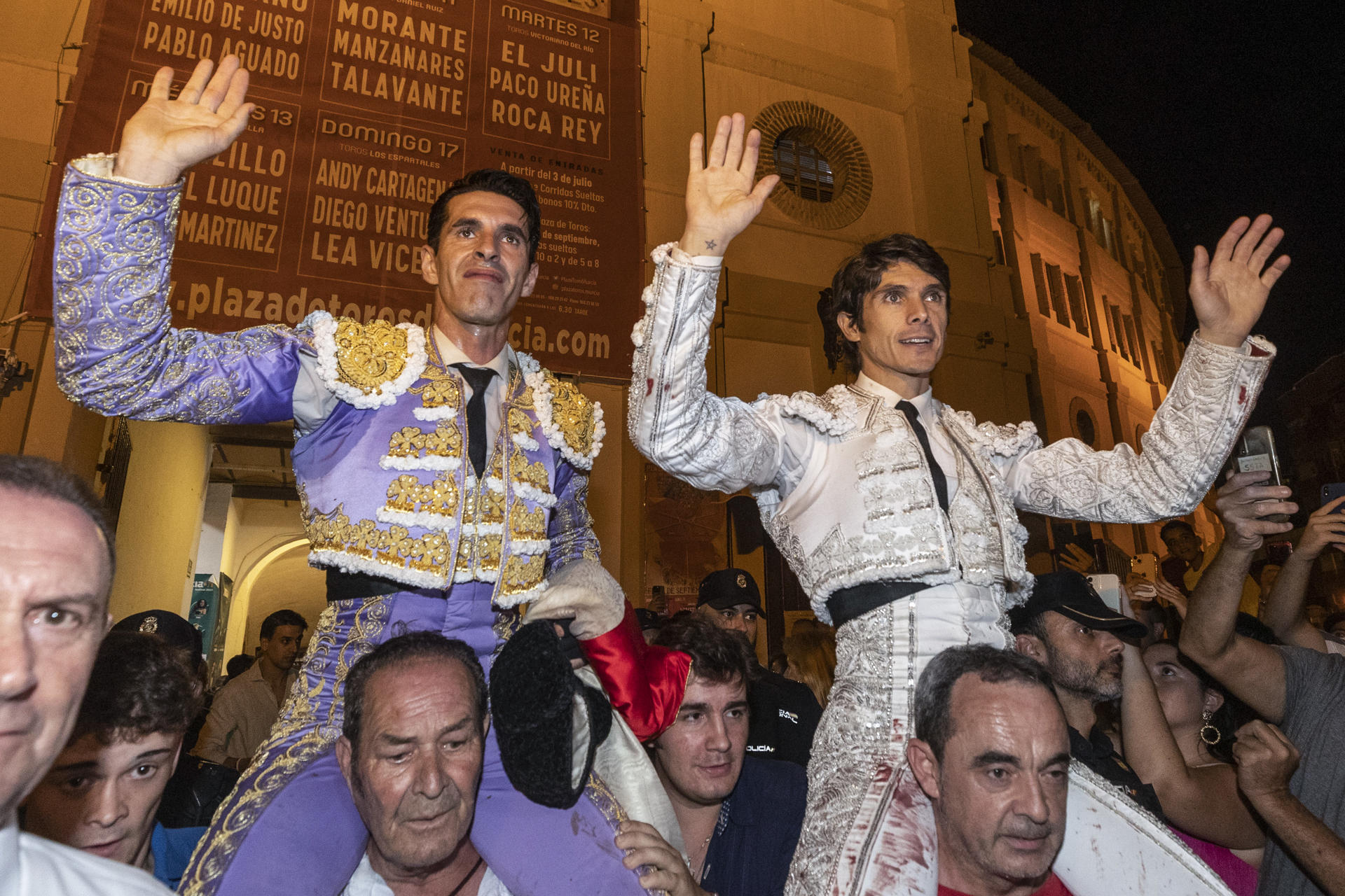 Los toreros Sebastian Castella (d) y Alejandro Talavante (i) salen a hombros tras el segundo festejo de la Feria de Murcia celebrado hoy lunes en la plaza de La Condomina. EFE/Marcial Guillén
