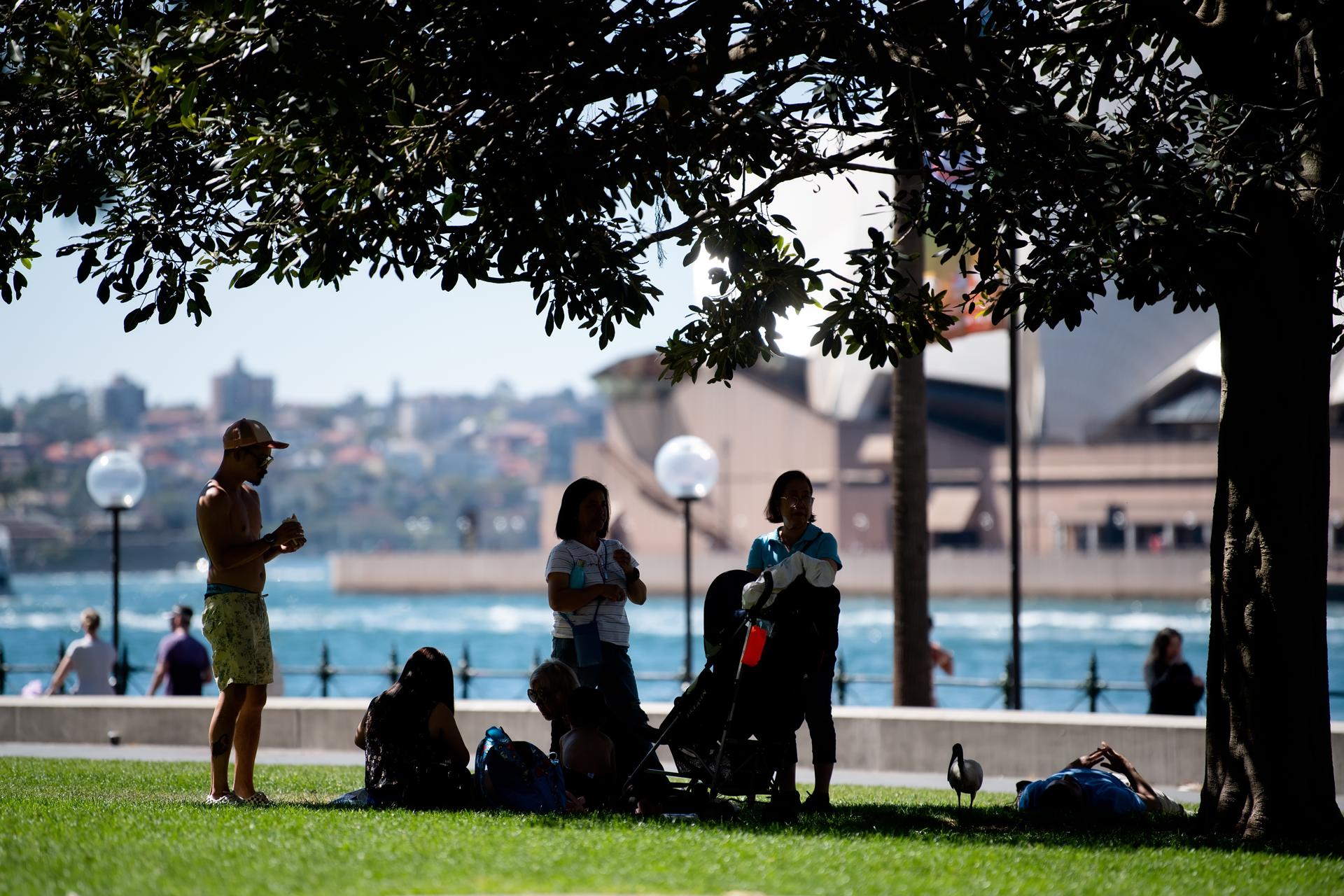 People find shelter at First Fleet Park on a very hot day in Sydney, Australia, 17 September 2023. EFE-EPA/STEVE MARKHAM AUSTRALIA AND NEW ZEALAND OUT
