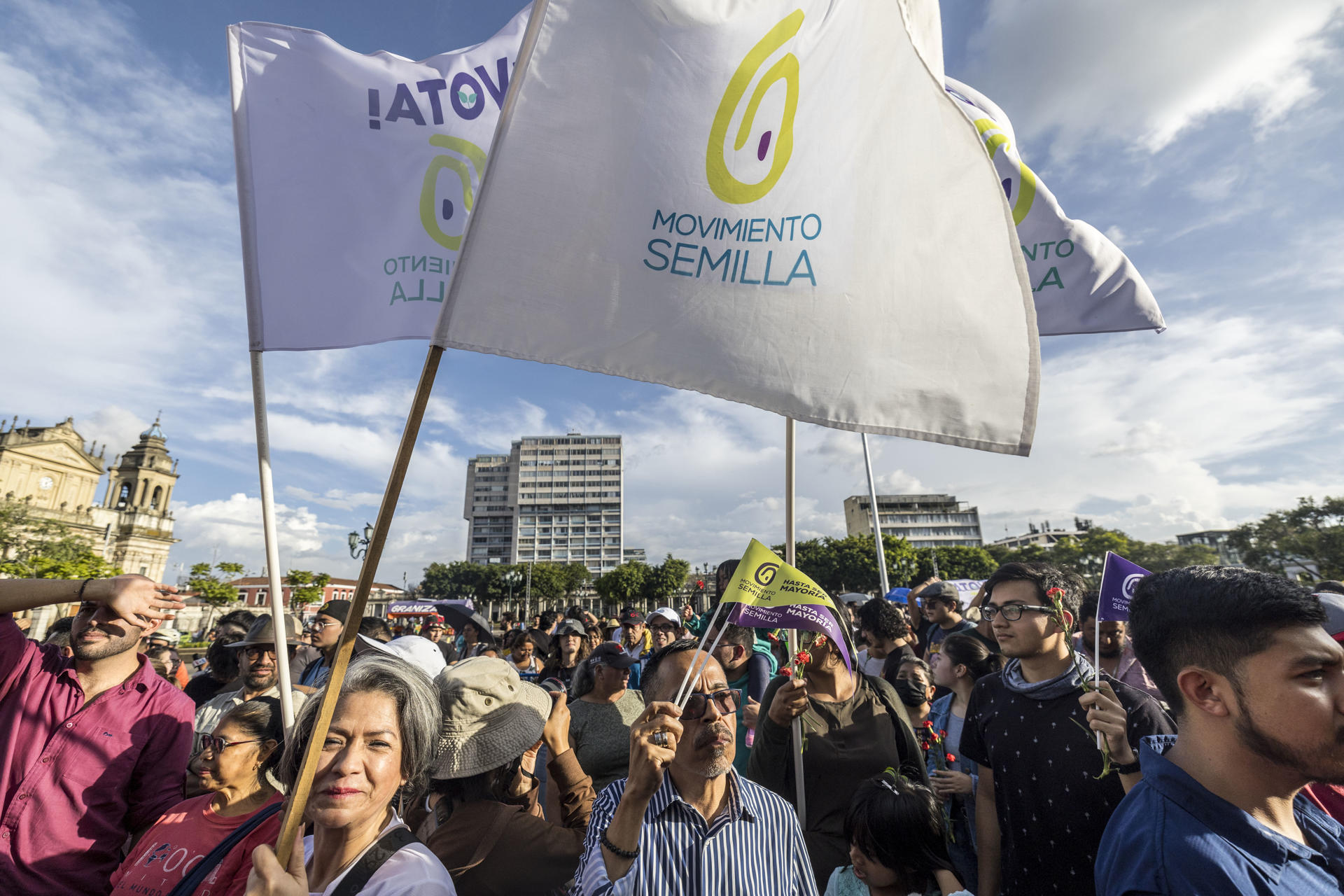 Seguidores del presidente electo de Guatemala, Bernardo Arévalo, del partido Movimiento Semilla, en una fotografía de archivo. EFE/Esteban Biba