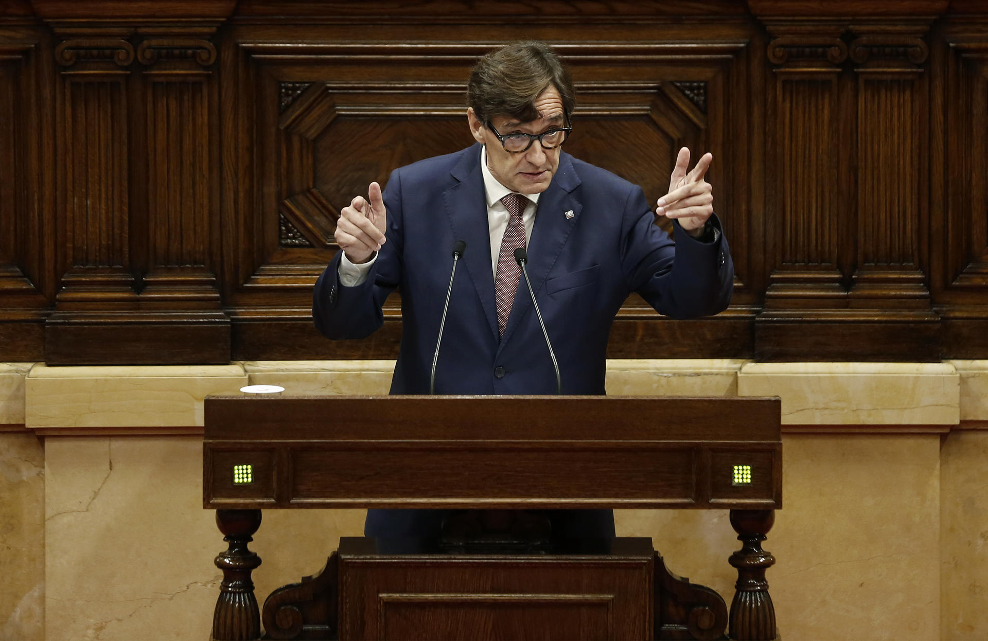 El líder del PSC, Salvador Illa, interviene ante el pleno durante la segunda jornada del debate de política general que se celebra en el Parlament de Cataluña. EFE/Andreu Dalmau