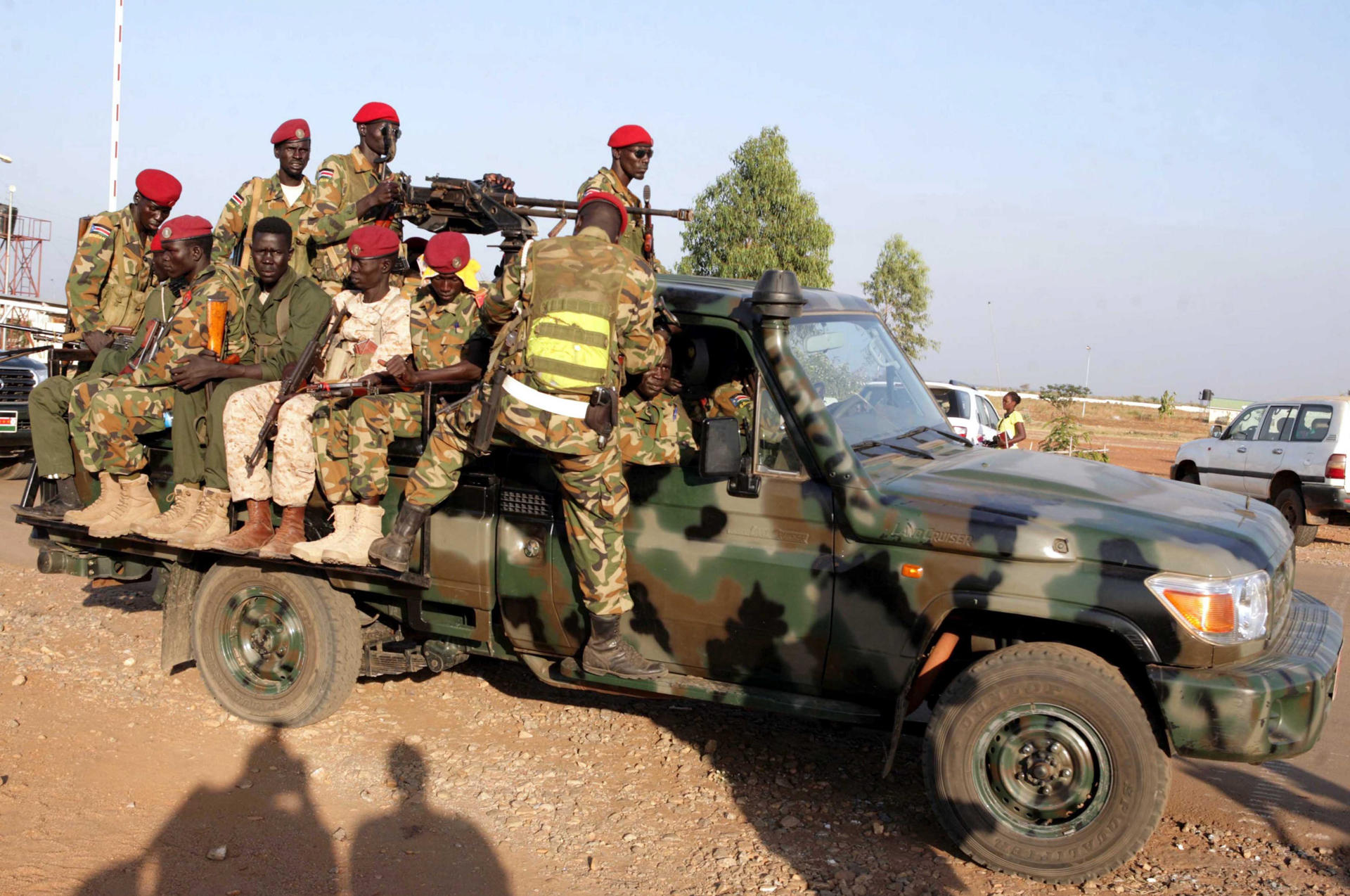 Soldados sudaneses en su vehícul, en una imagen de archivo. EPA/PHILLIP DHIL