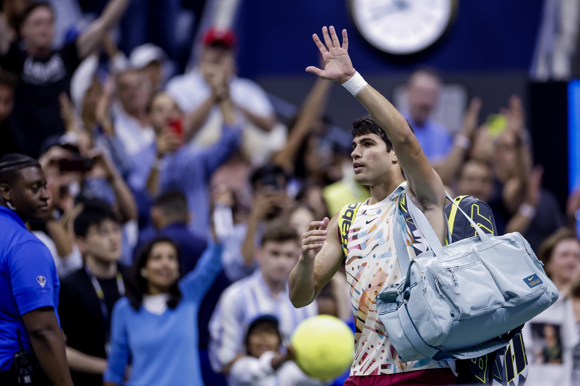 Carlos Alcaraz of Spain reacts while leaving the court after losing to Daniil Medvedev of Russia during their men's singles semifinal round match during the US Open Tennis Championships at the USTA National Tennis Center in Flushing Meadows, New York, USA, 08 September 2023. EFE-EPA/CJ GUNTHER
