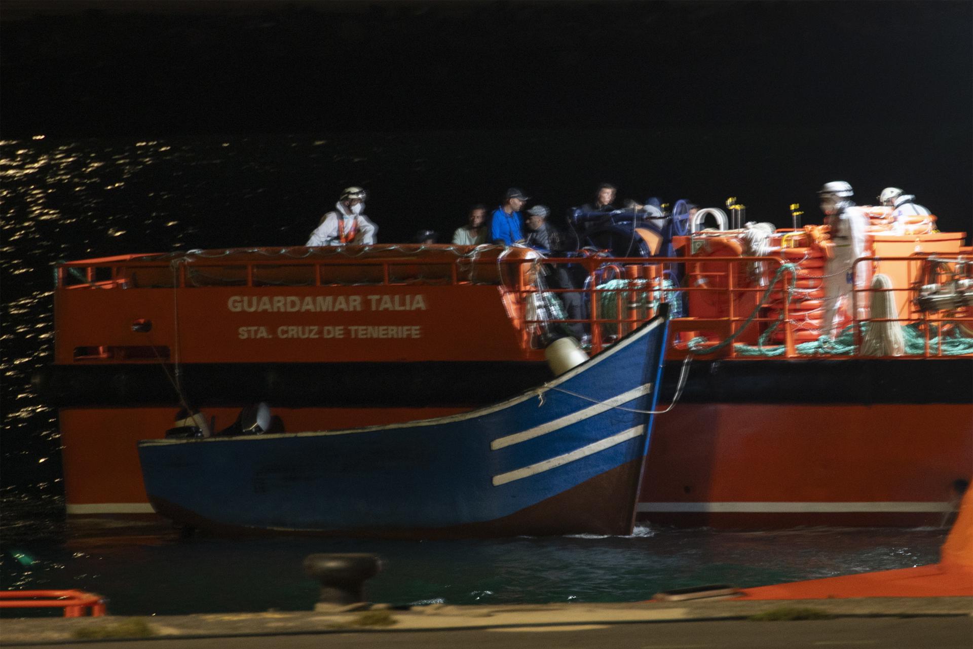Salvamento Marítimo ha rescatado este miércoles a 48 hombres, entre ellos cinco posibles menores, que se habían quedado a la deriva al norte de Lanzarote cuando trataban llegar a la isla en patera desde Marruecos. EFE/Adriel Perdomo