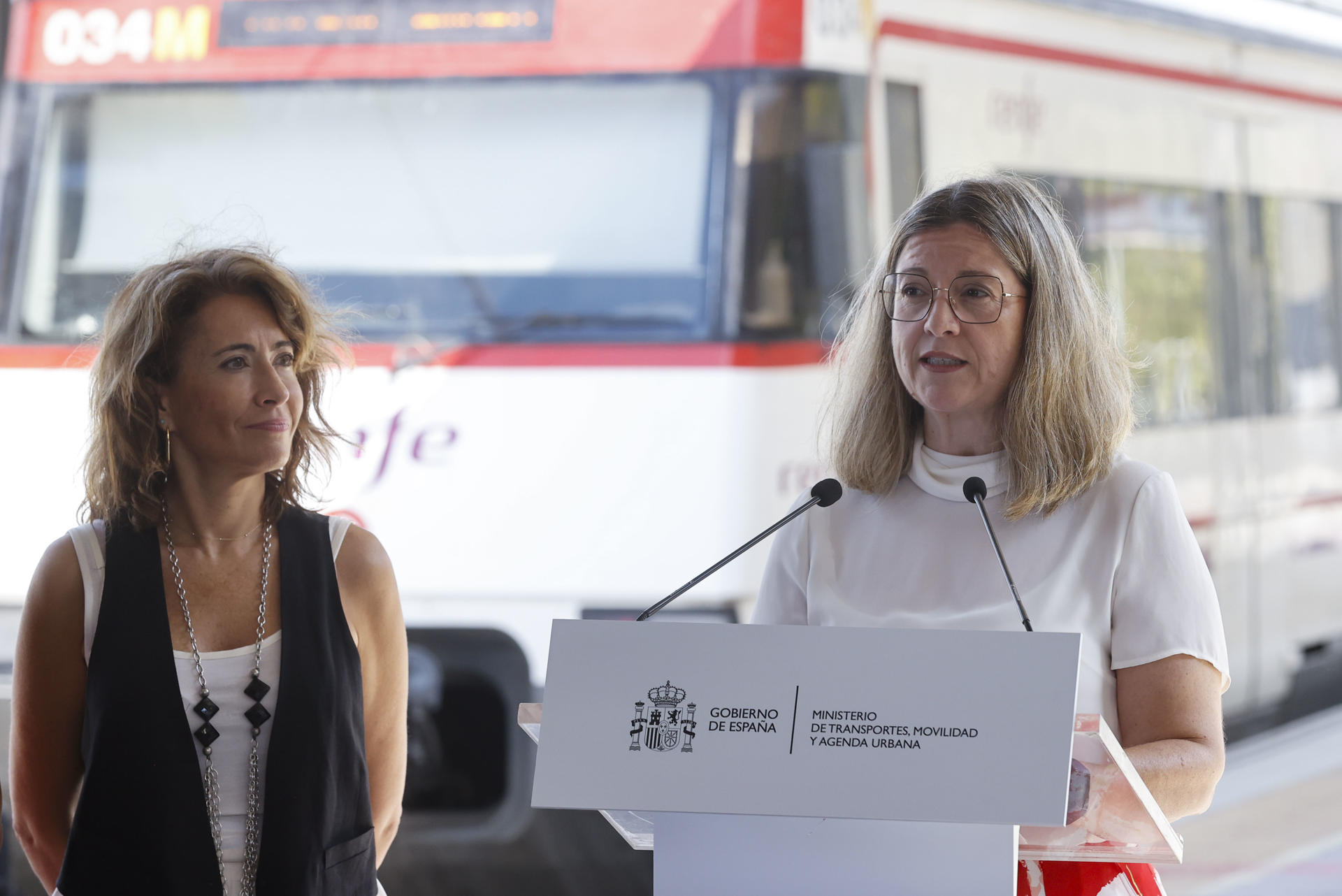 La presidenta de Adif, Marisa Domínguez (d), y la ministra de Transportes en funciones, Raquel Sánchez, durante su visita la estación ferroviaria de Xàtiva (Valencia) .-EFE/ Kai Forsterling
