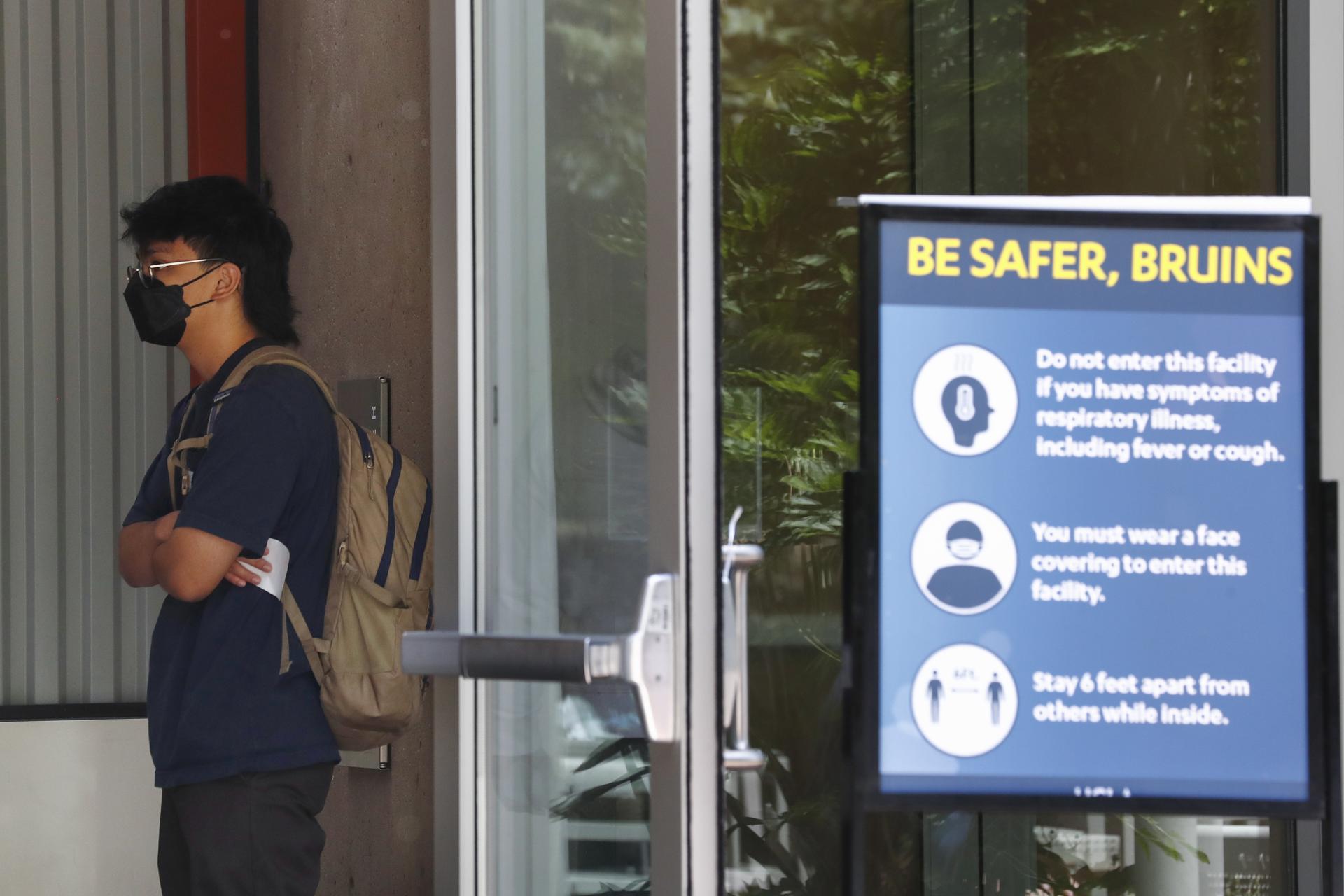 Un estudiante universitario de Los Ángeles lleva una mascarilla. EFE/CAROLINE BREHMAN