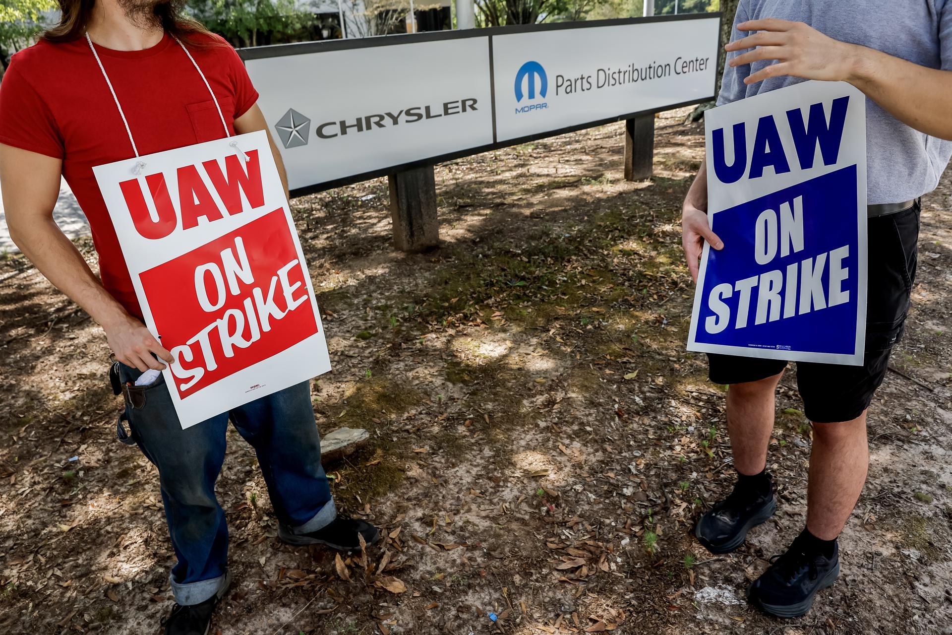Personas que hacen parte el sindicato United Auto Workers (UAW) muestran mensajes durante la huelga en Morrow, Georgia, el 22 de septiembre de 2023. EFE/Erik S. Lesser