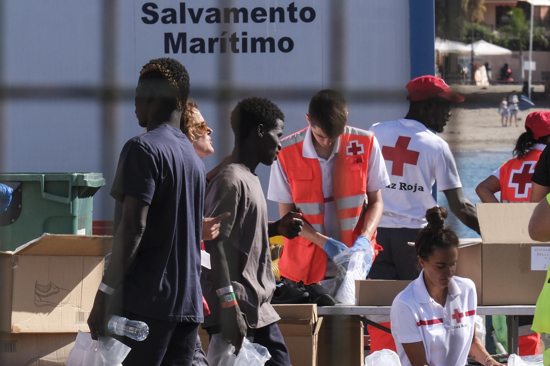 Imagen de archivo de un desembarco de migrantes en Los Cristianos (Tenerife) a cargo de Salvamento Marítimo. EFE/Alberto Valdés