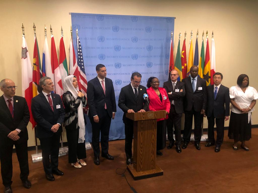 El canciller de Ecuador, Gustavo Manrique (c), habla rodeado de los 10 miembros no permanentes del Consejo de Seguridad de la ONU, durante una rueda de prensa hoy, en la sede del organismo internacional en Nueva York (EE.UU.). EFE/Javier Otazu
