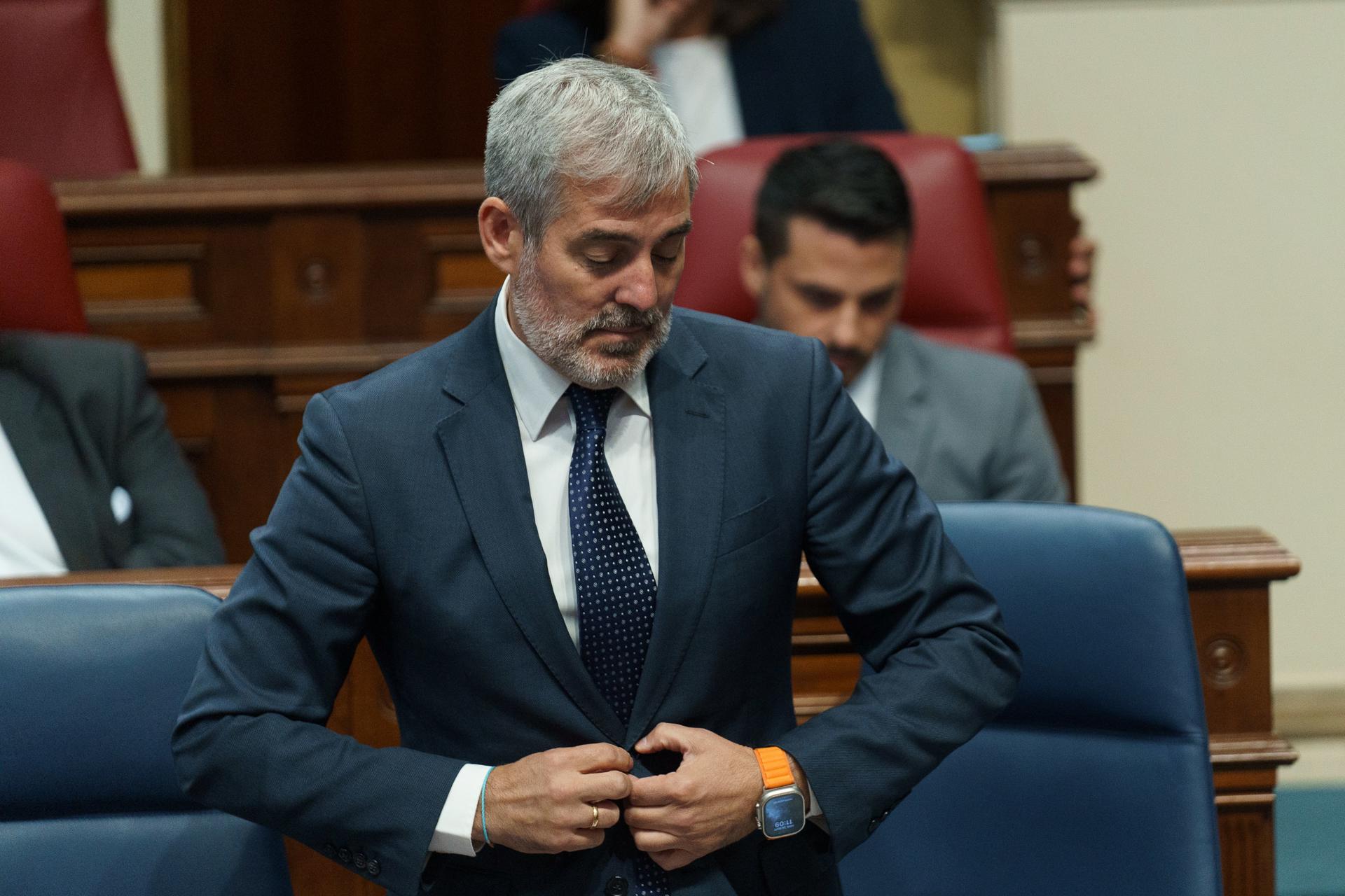 El presidente de Canarias, Fernando Clavijo, responde a las preguntas de los diputados durante el pleno del Parlamento de Canarias celebrado este martes. EFE/Ramón de la Rocha
