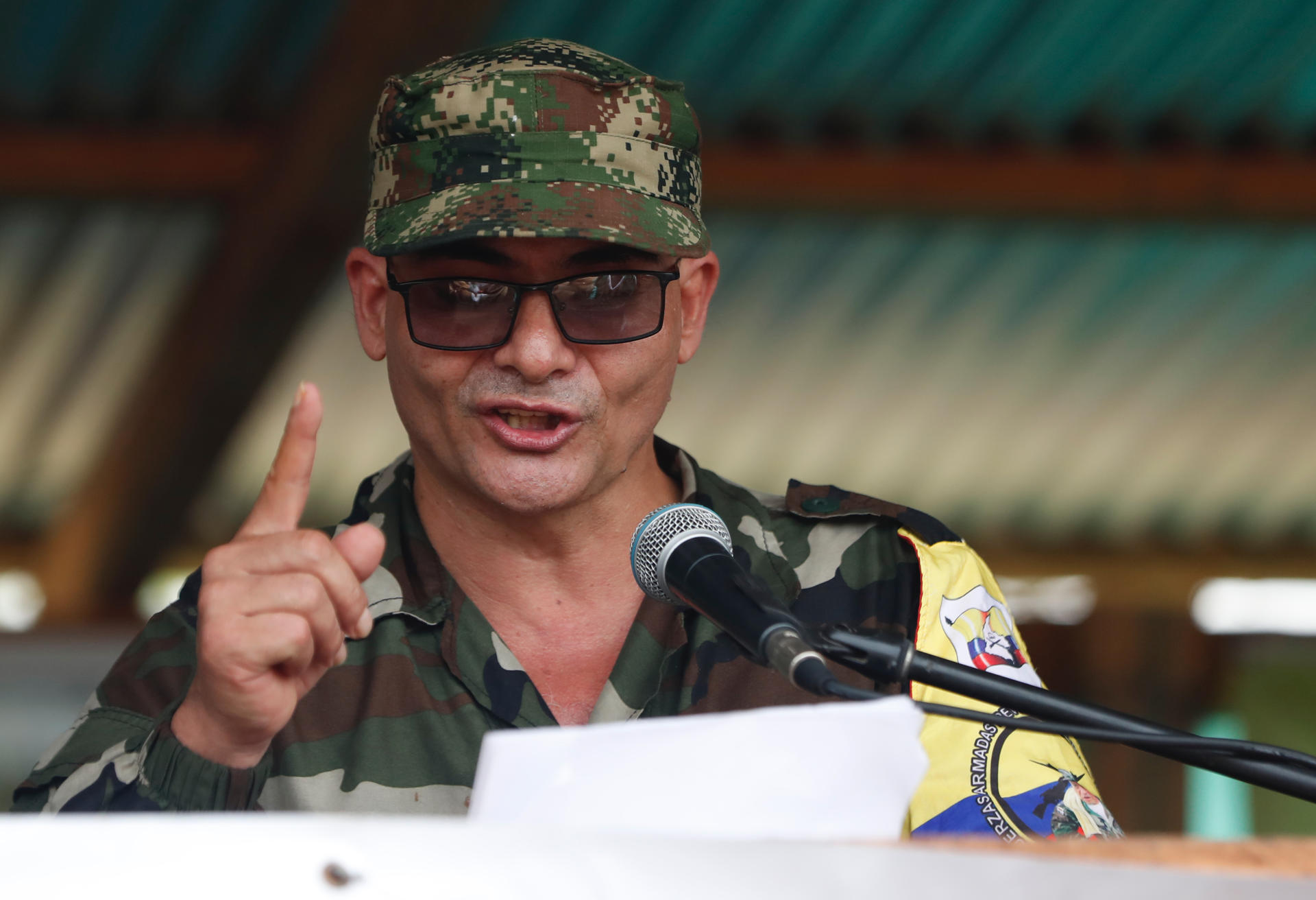 Fotografía de archivo que muestra a Iván Mordisco, comandante general de la disidencia de las FARC en Caquetá (Colombia). EFE/ Ernesto Guzmán