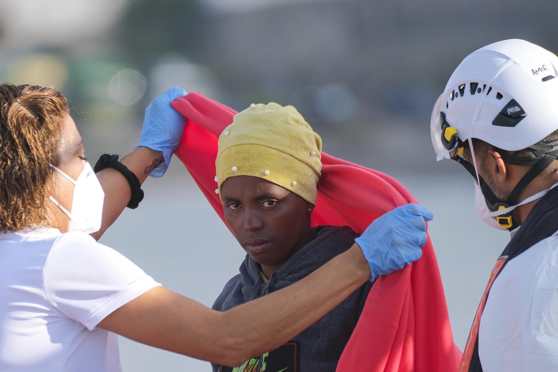 La embarcación Salvamar Macondo, de Salvamento Marítimo, ha socorrido este miércoles a un cayuco con 78 ocupantes, entre ellos una mujer, localizado 11,5 kilómetros al sur de Gran Canaria EFE/Ángel Medina G.
