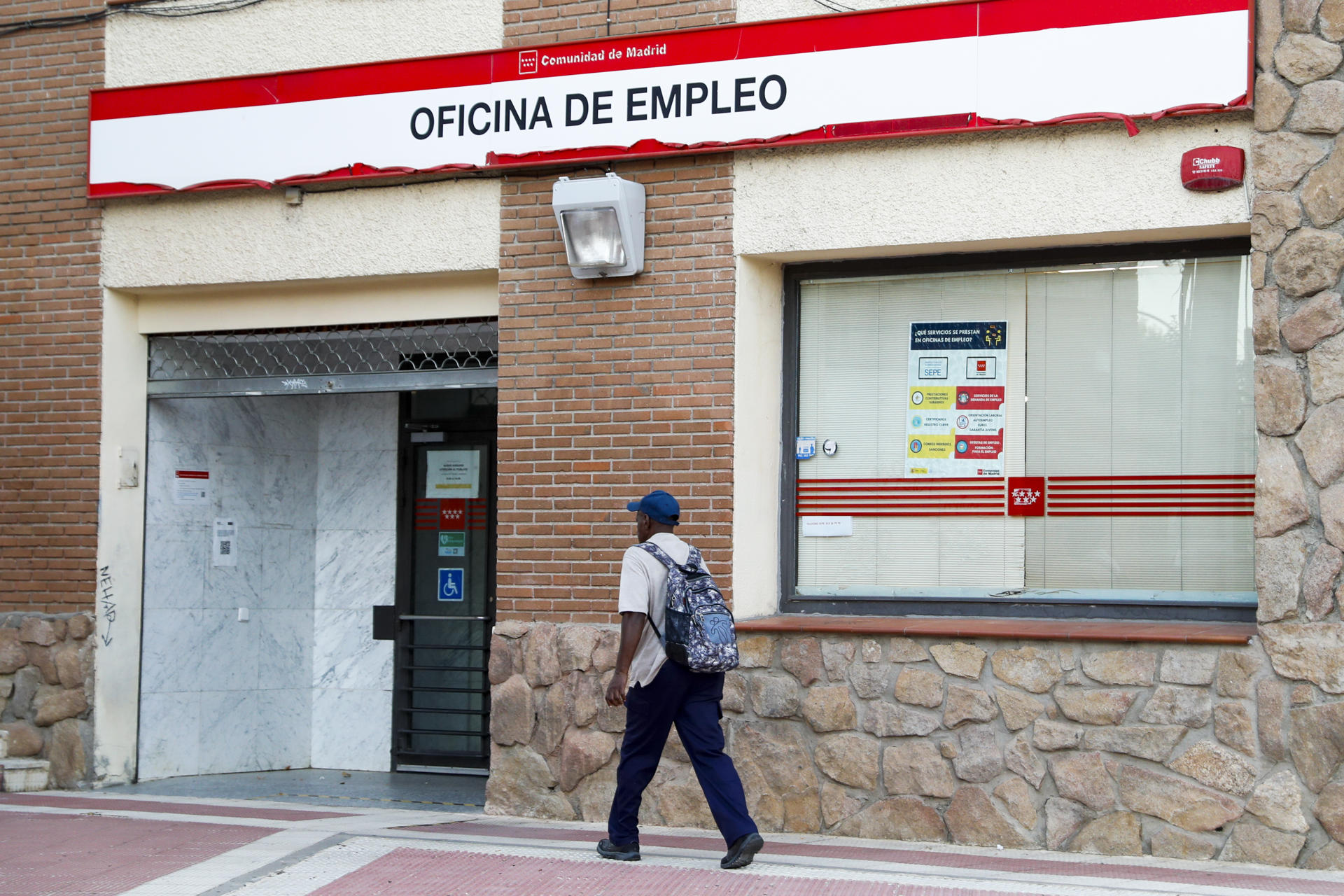Un hombre camina junto a una oficina de empleo en Madrid. EFE/ Luis Millán