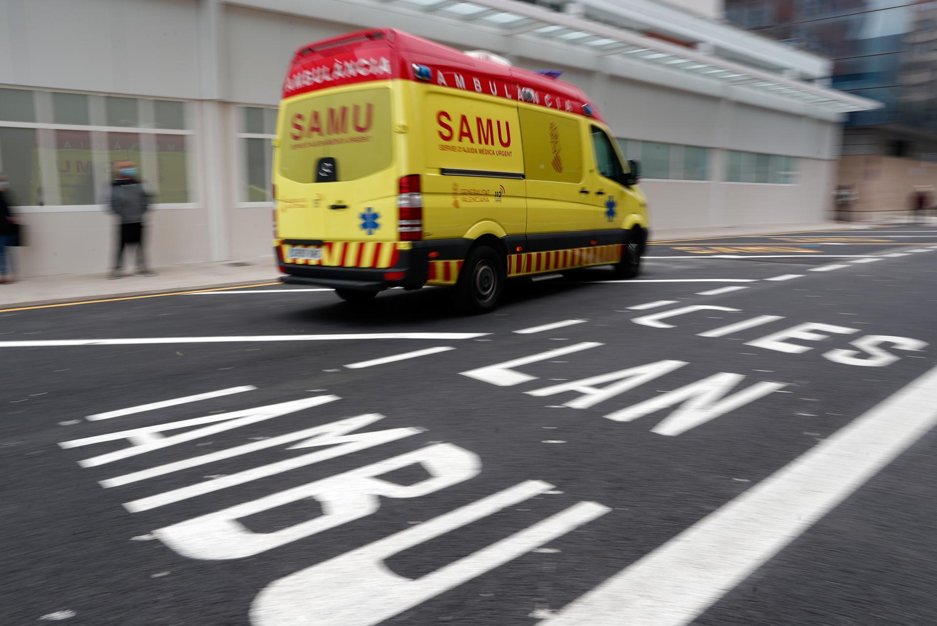 En la imagen, una ambulancia a su llegada al Hospital. EFE/Kai Försterling/Archivo