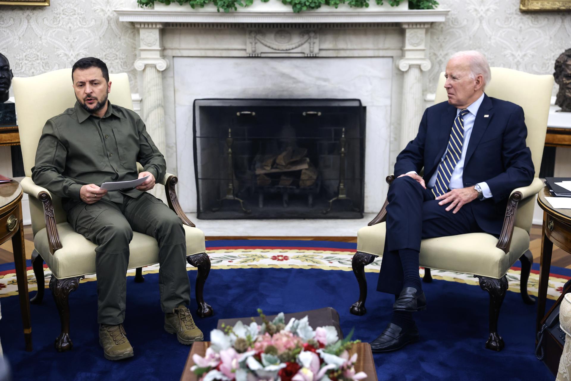 El presidente estadounidense, Joe Biden (d), se reúne con su homólogo de Ucrania, Volodímir Zelenski, en el Despacho Oval de la Casa Blanca, este 21 de septiembre de 2023, en Washington. EFE/Julia Nikhinson/Pool