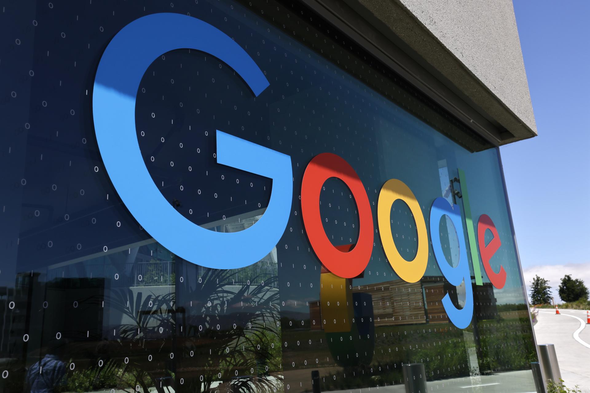 Vista del logo de Google en su sede de Mountain View, California, en una fotografía de archivo. EFE/John G. Mabanglo